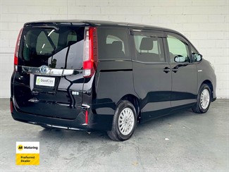 2015 Toyota Noah - Thumbnail