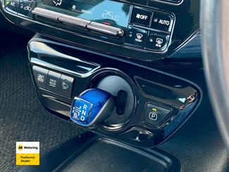 2019 Toyota PRIUS - Thumbnail